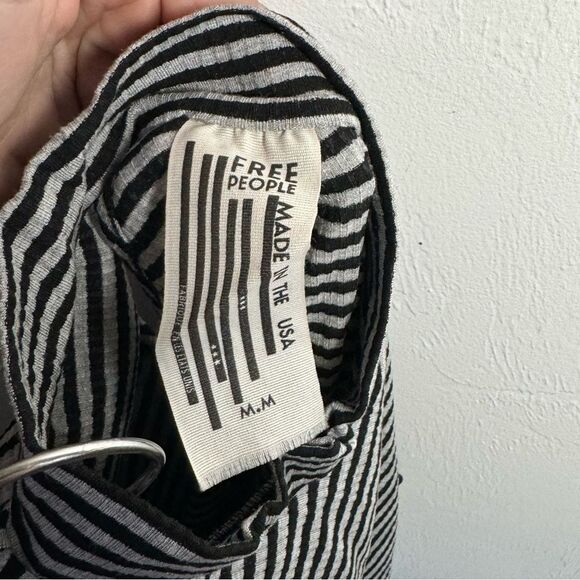 NWOT FREE PEOPLE Tabby Cat Mock Neck Crop - Picture 6 of 6